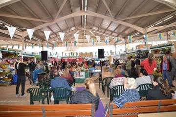 Presentación del calendario solidario 2010 en el Mercado Municipal de Telde (Foto TA)